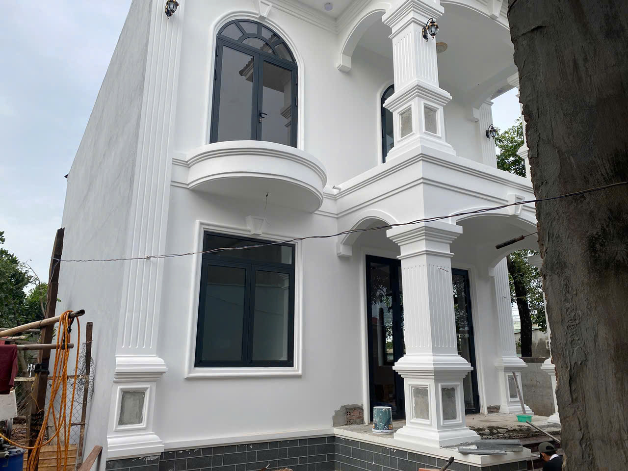 Biệt thự tân cổ điển - Cửa và cửa sổ nhôm kính